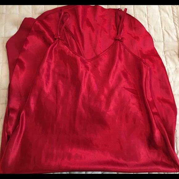 LADY IN RED SEXY GOWN - Picture 3 of 9